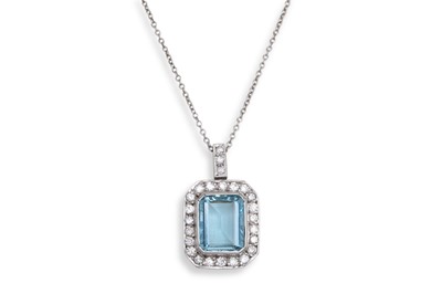 Lot 207 - AN AQUAMARINE AND DIAMOND CLUSTER PENDANT,...