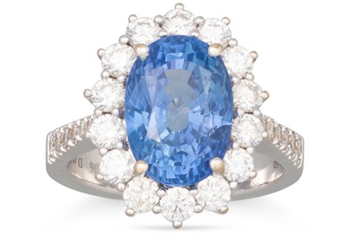 Lot 312 - A DIAMOND AND SAPPHIRE CLUSTER RING, the oval...