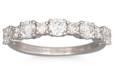 Lot 229 - A DIAMOND RING, set with alternating sized...