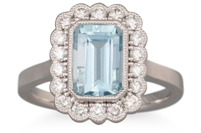 Lot 249 - AN AQUAMARINE AND DIAMOND CLUSTER RING,...