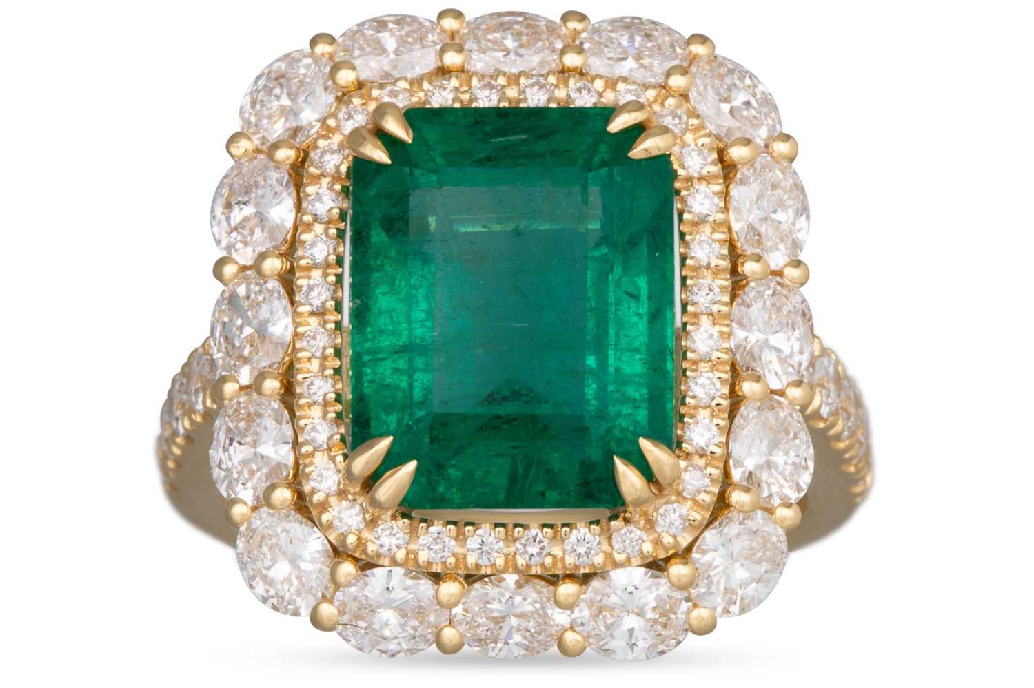 Lot 255 - A DIAMOND AND EMERALD CLUSTER RING, the...