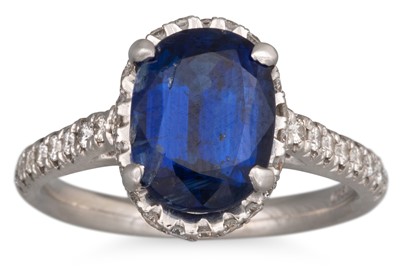 Lot 256 - A DIAMOND AND SAPPHIRE CLUSTER RING, the oval...