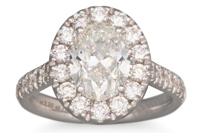 Lot 260 - AN OVAL DIAMOND SOLITAIRE RING, to diamond...