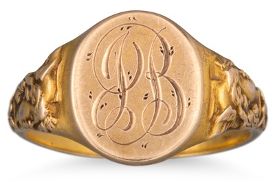 Lot 267 - AN ANTIQUE GOLD SIGNET RING, the shoulders...