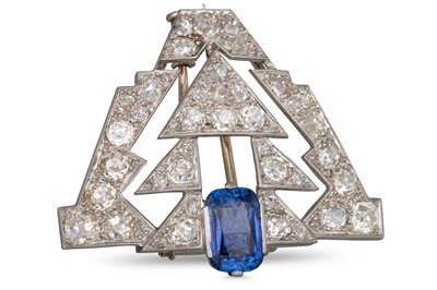 Lot 270 - AN ART DECO SAPPHIRE AND DIAMOND CLIP BROOCH,...