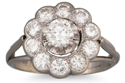 Lot 273 - A VINTAGE DIAMOND CLUSTER RING, the brilliant...