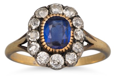 Lot 274 - AN ANTIQUE DIAMOND AND SAPPHIRE CLUSTER RING,...