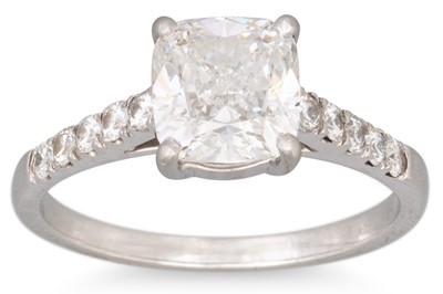 Lot 276 - A DIAMOND SOLITAIRE RING, the cushion cut...