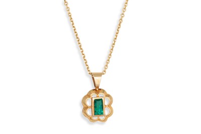 Lot 196 - AN EMERALD SET PENDANT, the rectangular...