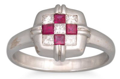 Lot 202 - A RUBY AND DIAMOND SET CLUSTER RING, of...