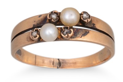 Lot 292 - AN ANTIQUE PEARL AND DIAMOND RING, mounted in...