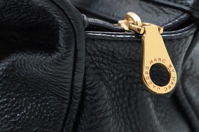 Lot 245 - A MARC JACOBS LEATHER HANDBAG, cross body strap