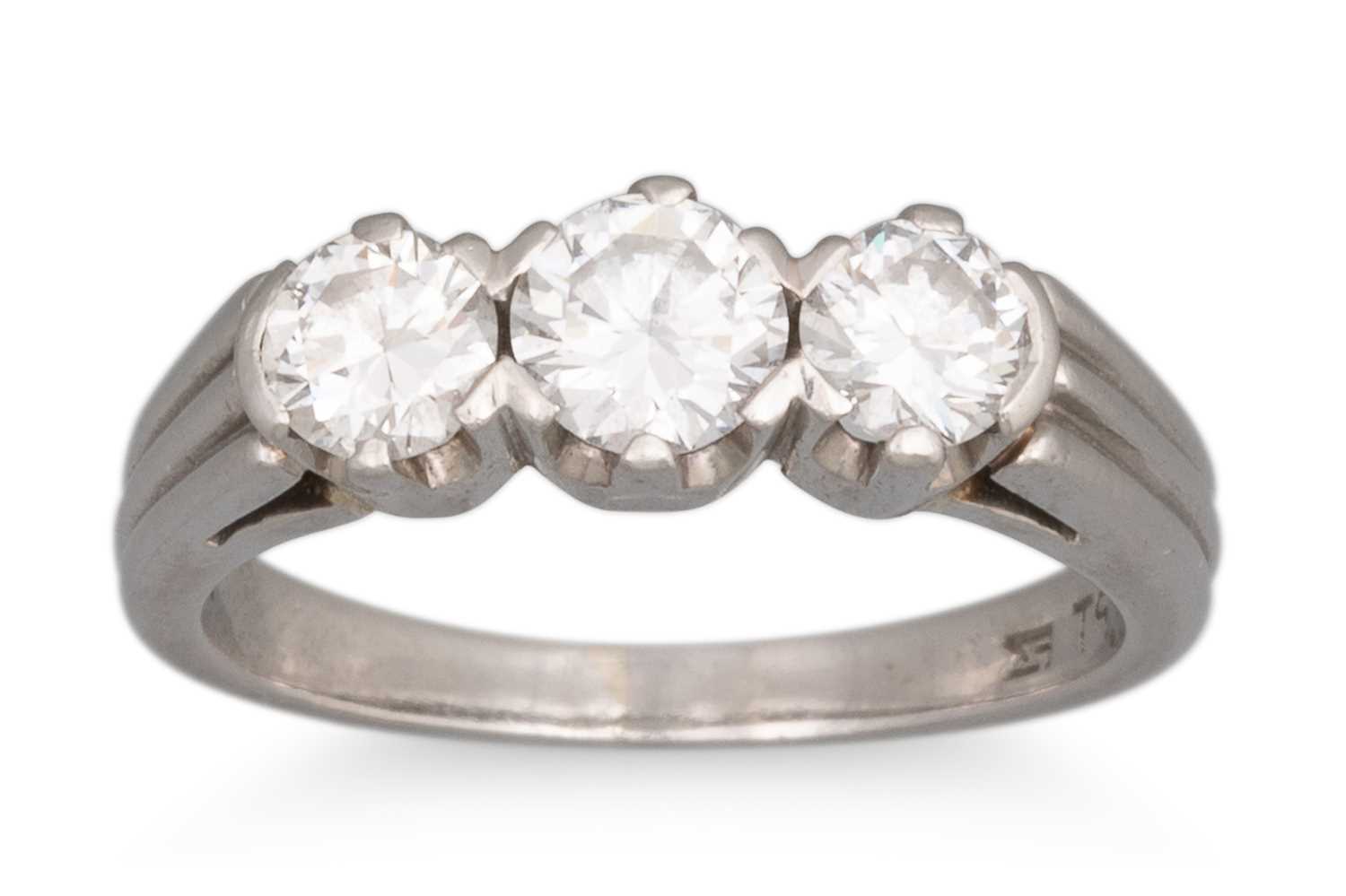 Lot 75 - A THREE STONE DIAMOND RING, the brilliant cut...