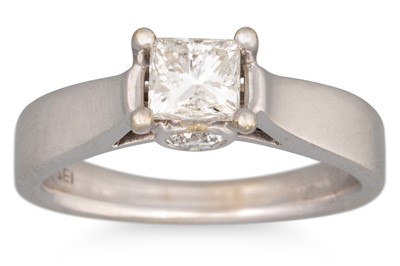 Lot 315 - A DIAMOND SOLITAIRE RING, mounted in 14ct...