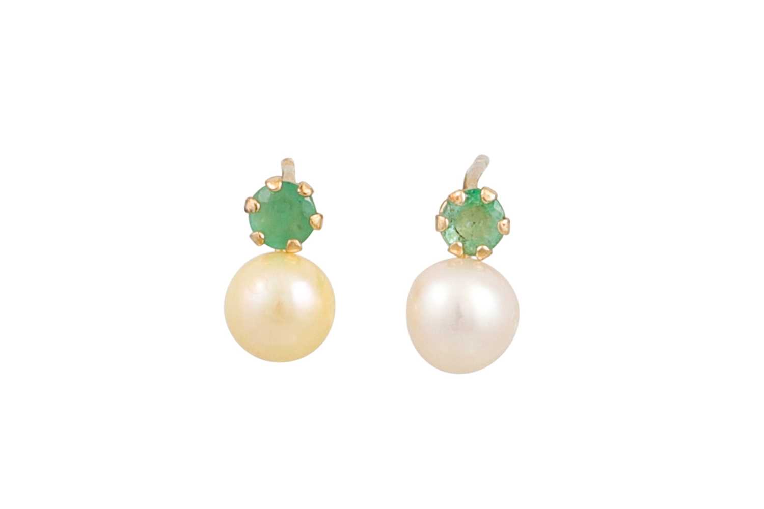 Lot 34 - A PAIR OF CULTURED PEARL AND EMERALD EARRINGS,...