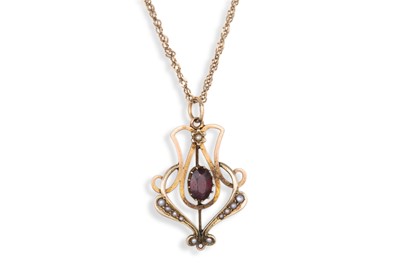 Lot 234 - AN ART NOUVEAU GARNET AND SEED PEARL PENDANT,...