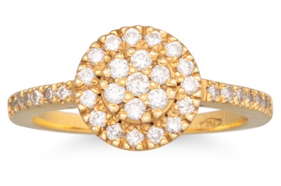 Lot 290 - A DIAMOND CLUSTER RING, the brilliant cut...