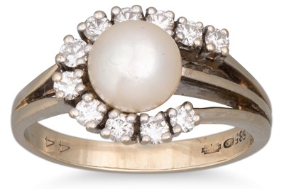 Lot 117 - A DIAMOND AND PEARL CLUSTER RING, the centre...