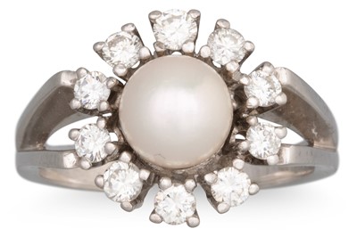 Lot 119 - A DIAMOND AND PEARL CLUSTER RING, the central...