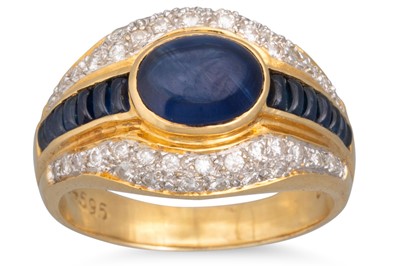 Lot 123 - A DIAMOND AND SAPPHIRE RING, the cabochon cut...