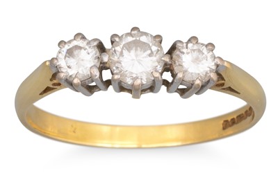 Lot 6 - A DIAMOND THREE STONE RING, the graduated...