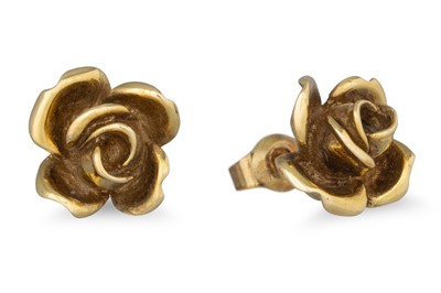 Lot 273 - A PAIR OF 14CT YELLOW GOLD EARRINGS, of floral...