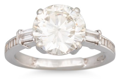 Lot 342 - A DIAMOND SOLITAIRE RING, the brilliant cut...