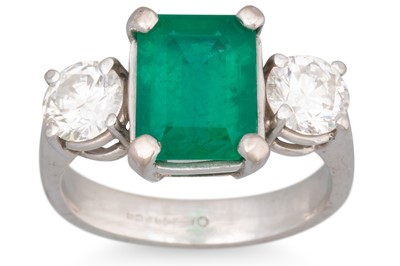 Lot 343 - AN EMERALD AND DIAMOND RING, the rectangular...