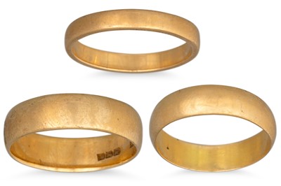 Lot 195 - THREE 18CT YELLOW GOLD BAND RINGS, 12.3 g.