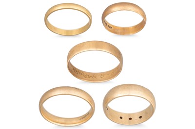 Lot 198 - FIVE 9CT GOLD BAND RINGS, one stone set, 15 g.