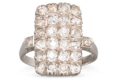 Lot 327 - AN ANTIQUE DIAMOND CLUSTER RING, of...