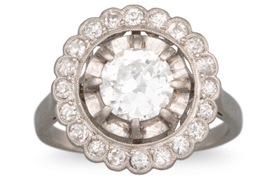 Lot 332 - A VINTAGE DIAMOND TARGET CLUSTER RING, the old...