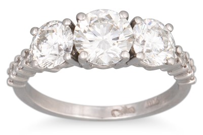 Lot 333 - A THREE STONE DIAMOND RING, the three...