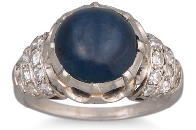 Lot 334 - A VINTAGE SAPPHIRE AND DIAMOND RING, the...