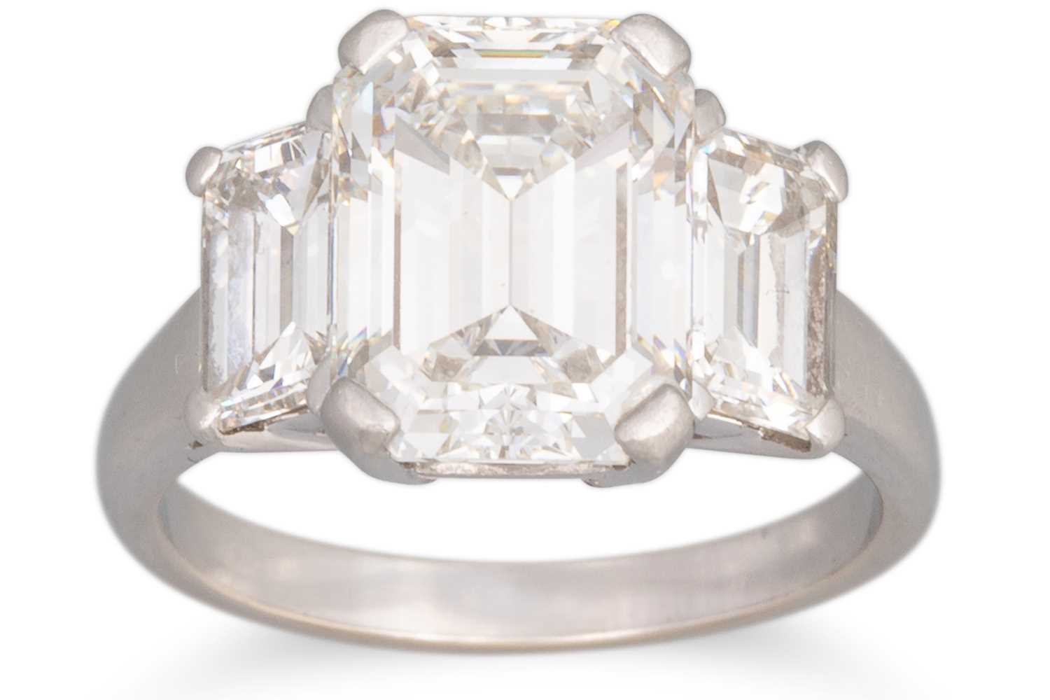 Lot 219 - AN IMPRESSIVE EMERALD CUT DIAMOND SOLITAIRE...