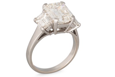 Lot 219 - AN IMPRESSIVE EMERALD CUT DIAMOND SOLITAIRE...