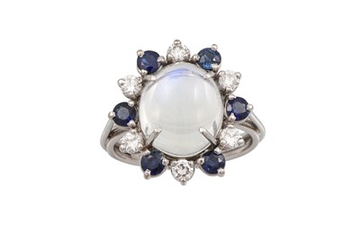 Lot 46 - A DIAMOND, SAPPHIRE AND MOONSTONE CLUSTER RING,...