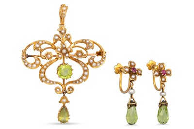 Lot 239 - A PERIDOT AND SEED PEARL PENDANT, with a...