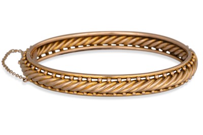 Lot 243 - AN ANTIQUE GOLD HINGED BANGLE, twisted rope...