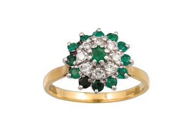 Lot 47 - A DIAMOND AND EMERALD CLUSTER RING, the...