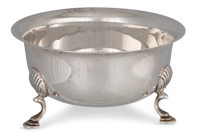 Lot 432 - A MODERN IRISH SILVER CIRCULAR SUGAR BOWL, of...