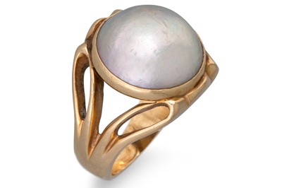 Lot 144 - A MABÉ PEARL RING, mounted in yellow gold, 8 g....