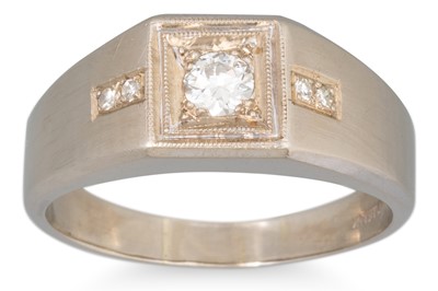 Lot 36 - A GENT'S MID CENTURY DIAMOND SET RING, mounted...