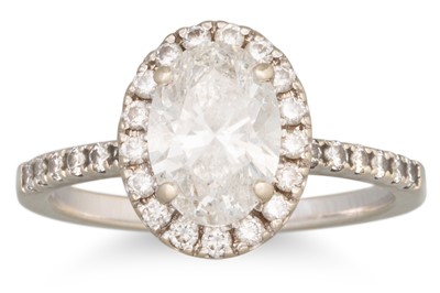 Lot 147 - A DIAMOND CLUSTER RING, the oval brilliant cut...