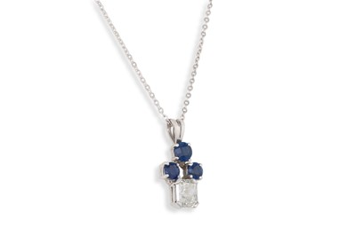 Lot 108 - A DIAMOND AND SAPPHIRE PENDANT, the emerald...