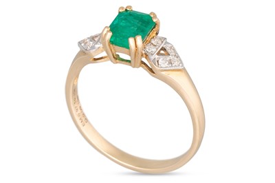 Lot 151 - AN EMERALD SINGLE STONE RING, the rectangular...