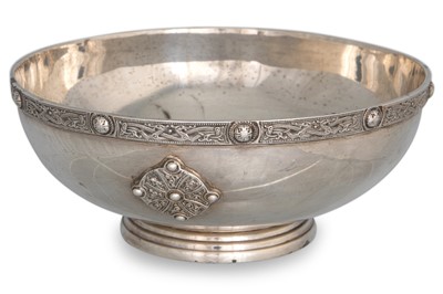 Lot 421 - A PRE-WAR IRISH SILVER CIRCULAR BOWL, with...