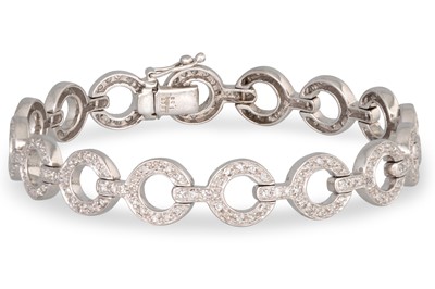 Lot 19 - A DIAMOND CLUSTER BRACELET, circular links...