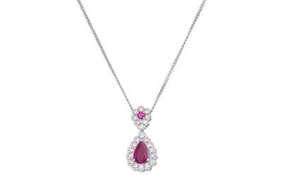 Lot 32 - A DIAMOND AND PINK SAPPHIRE CLUSTER PENDANT,...