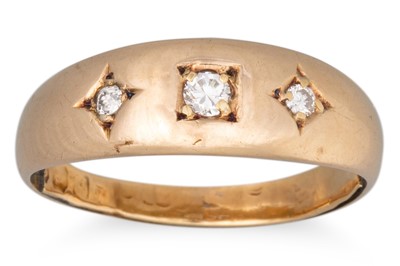 Lot 73 - AN ANTIQUE DIAMOND THREE STONE RING, mounted...